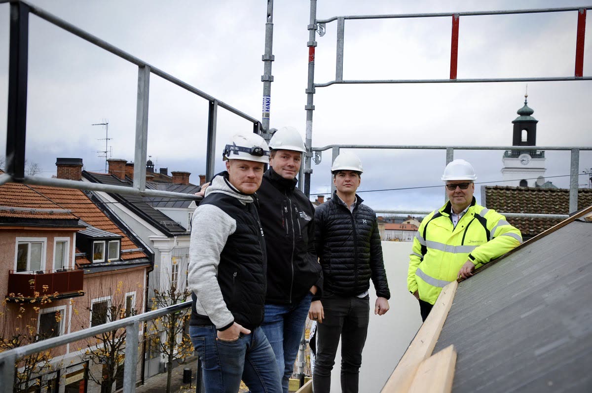 Pelle Swärdh, Joacim Sverker, Gustav Kyllenbeck och Eilert Andersson på taket på Södra Storgatan